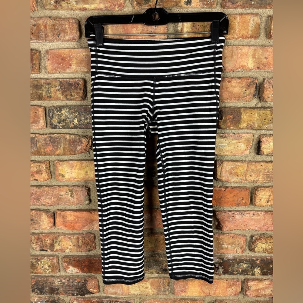 ATHLETA Chaturanga Stripes Capri Yoga Pants
Leggings Black & White Size S